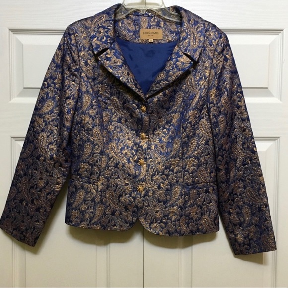BEAUTIFUL BLAZER WITH GORGEOUS BUTTONS-LIKE NEW - Picture 5 of 5